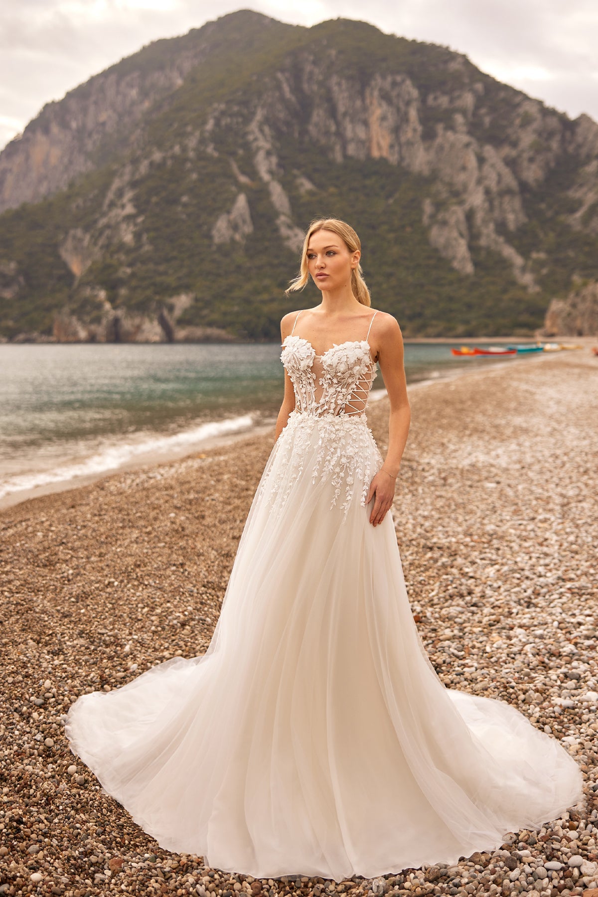 İnce Askılı Kalp Yaka 3D Floral Aplikeli Bağcıklı Korse Helen Gelinlik | Annabella Bridal - Annabella Bridal – Modern ve Zamansız Gelinlik Tasarımları - Annabella