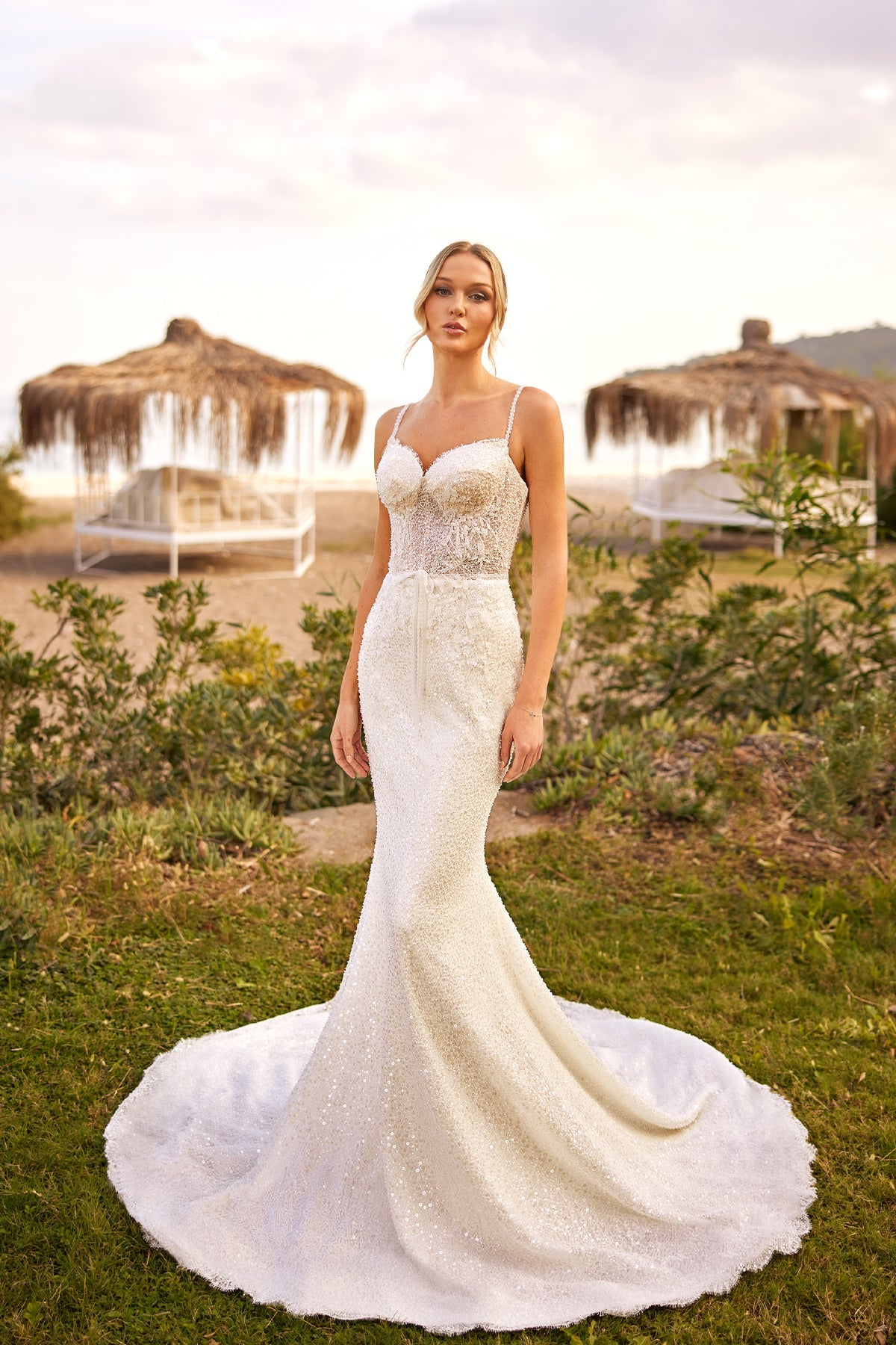 İnce Askılı Kalp Yaka Tam Kristal İşlemeli Fiyonk Detaylı Balık Gelinlik | Annabella Bridal - Annabella Bridal – Modern ve Zamansız Gelinlik Tasarımları - Annabella