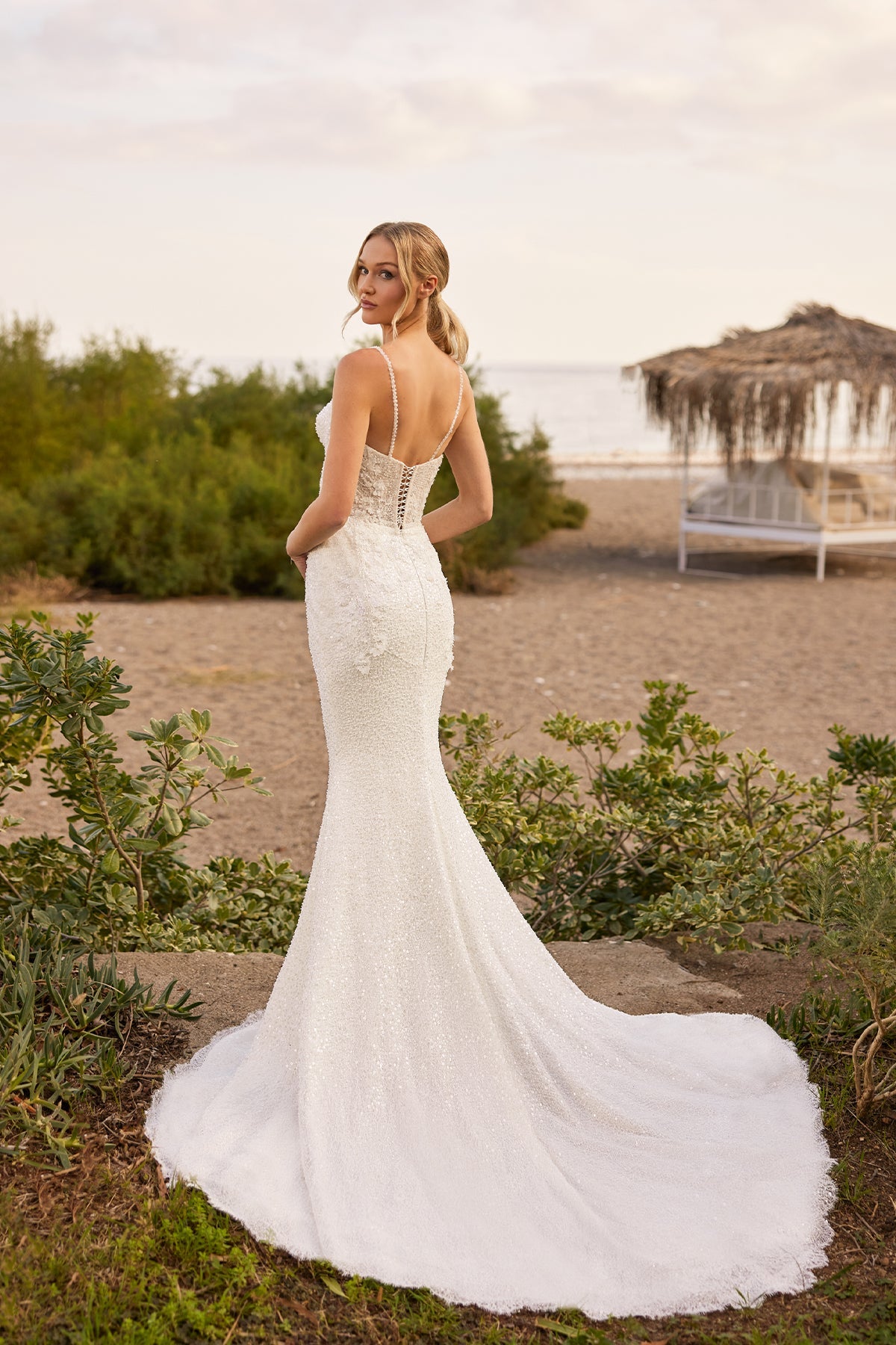 İnce Askılı Kalp Yaka Tam Kristal İşlemeli Fiyonk Detaylı Balık Gelinlik | Annabella Bridal - Annabella Bridal – Modern ve Zamansız Gelinlik Tasarımları - Annabella