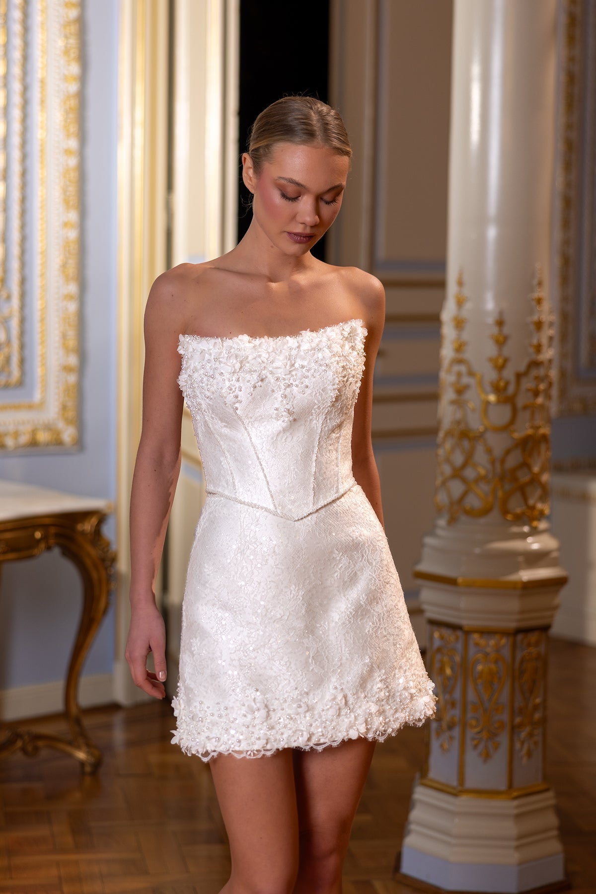 İnci ve 3D Çiçek İşlemeli Straplez Mini After Party Gelinliği | Annabella Bridal - Annabella Bridal – Modern ve Zamansız Gelinlik Tasarımları - Annabella