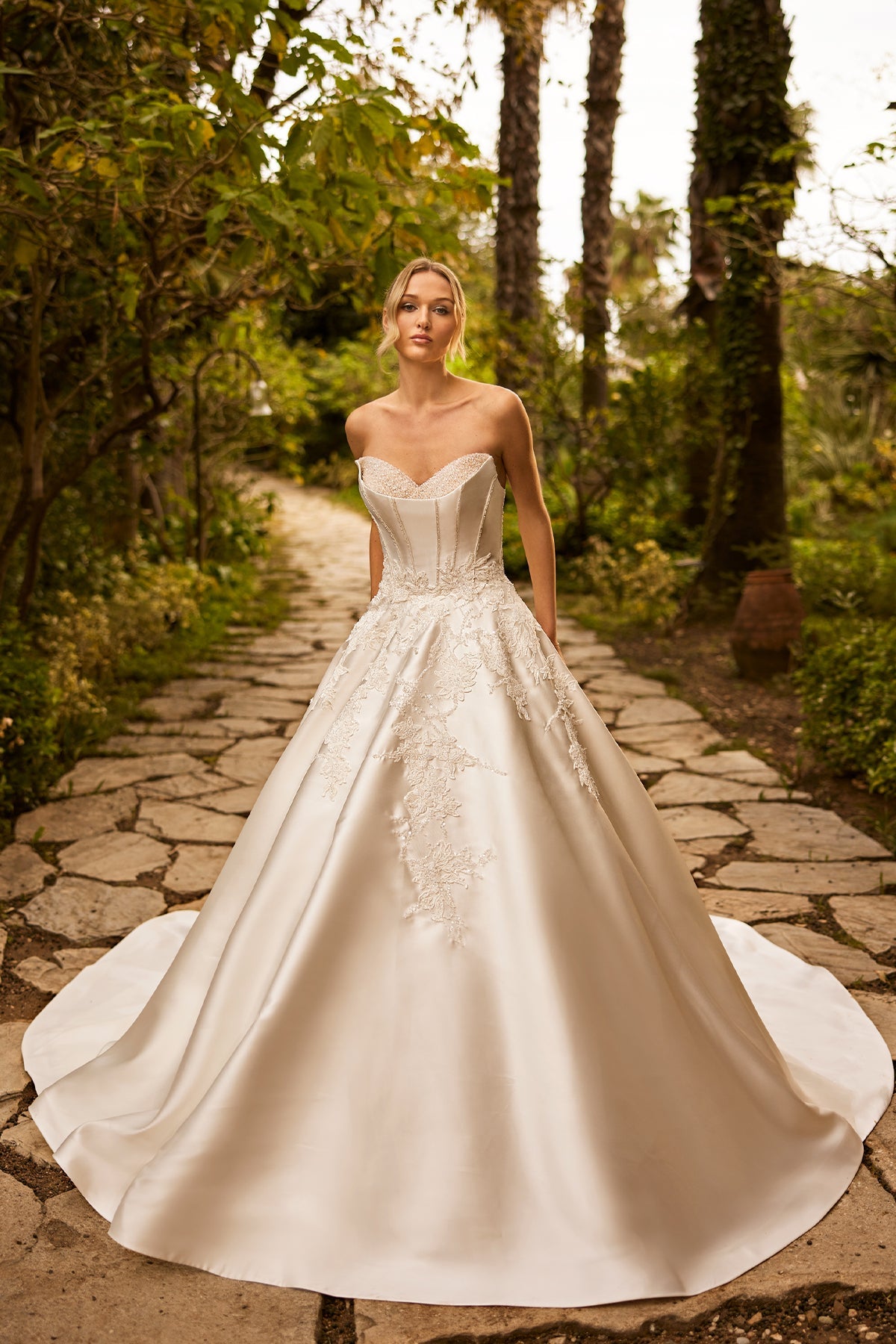 Kalp Yaka Balenli Korse Asimetrik Floral Aplikeli Saten Prenses Gelinlik | Annabella Bridal - Annabella Bridal – Modern ve Zamansız Gelinlik Tasarımları - Annabella