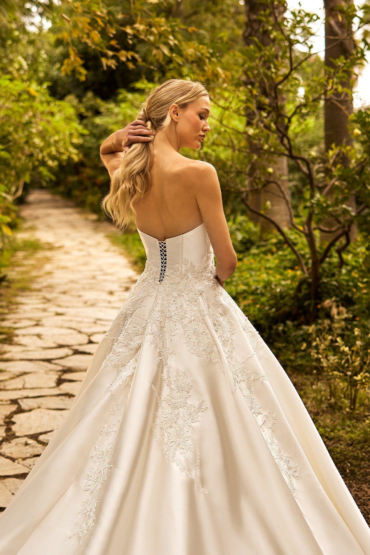 Kalp Yaka Balenli Korse Asimetrik Floral Aplikeli Saten Prenses Gelinlik | Annabella Bridal - Annabella Bridal – Modern ve Zamansız Gelinlik Tasarımları - Annabella