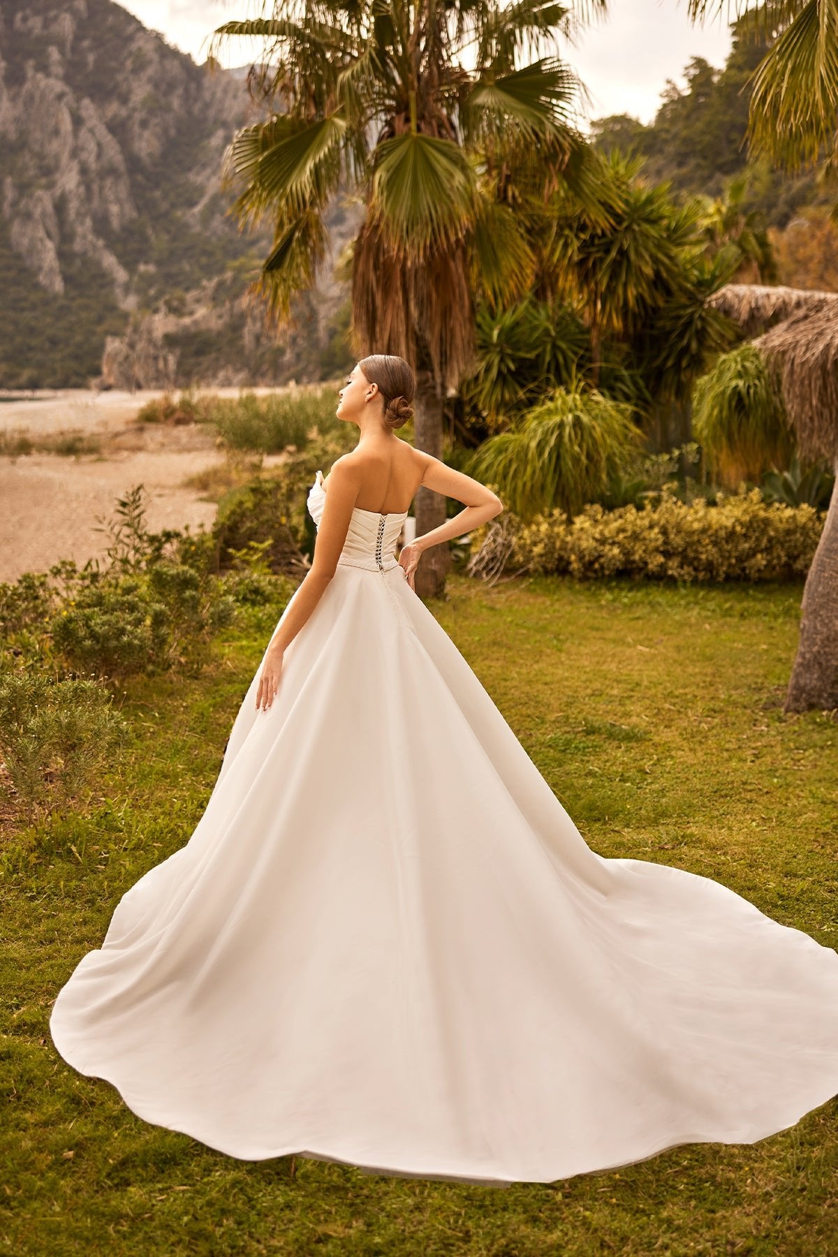 Kalp Yaka Drapeli Korseli 3D Floral Pelerinli Saten Prenses Gelinlik | Annabella Bridal - Annabella Bridal – Modern ve Zamansız Gelinlik Tasarımları - Annabella