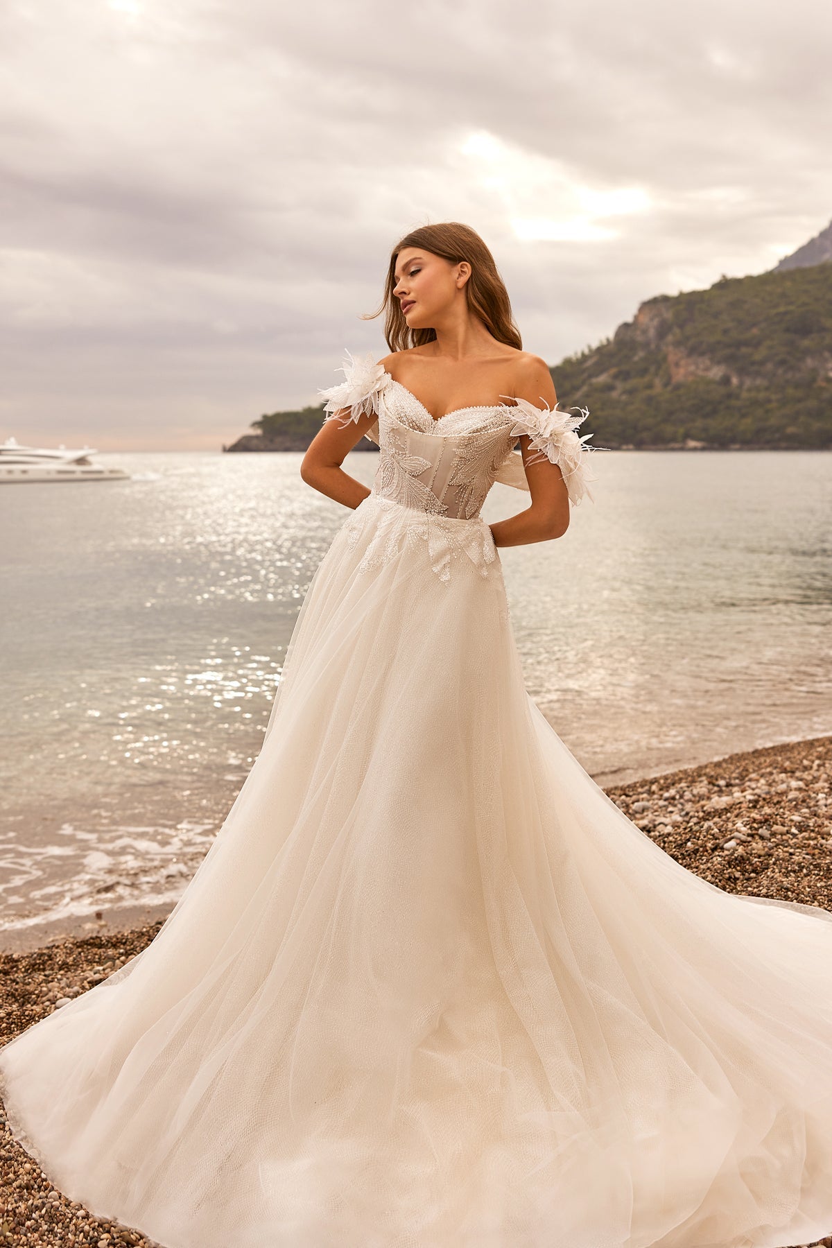 Kalp Yaka Düşük Omuz Tüy Detaylı Transparan Korseli Glitter Tül Helen Gelinlik | Annabella Bridal - Annabella Bridal – Modern ve Zamansız Gelinlik Tasarımları - Annabella