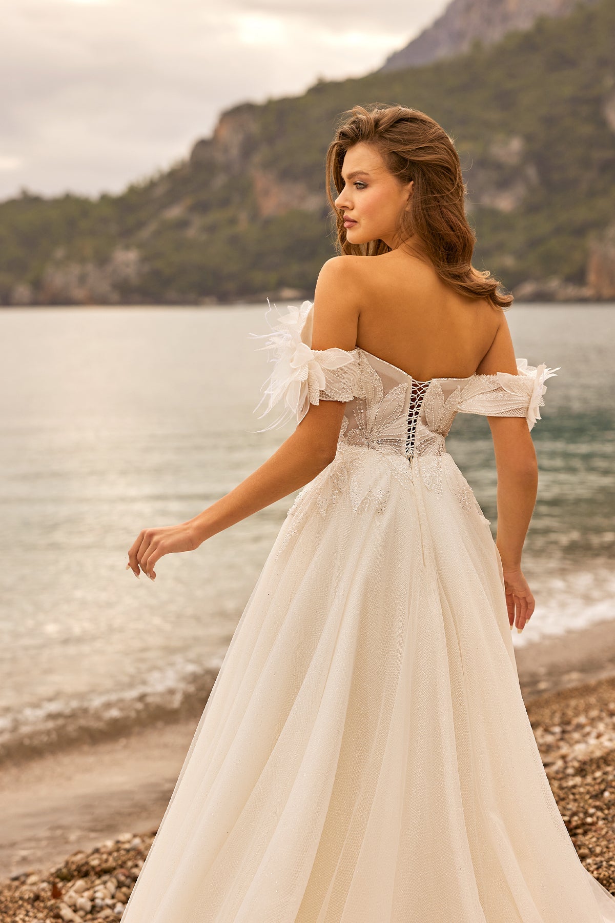 Kalp Yaka Düşük Omuz Tüy Detaylı Transparan Korseli Glitter Tül Helen Gelinlik | Annabella Bridal - Annabella Bridal – Modern ve Zamansız Gelinlik Tasarımları - Annabella