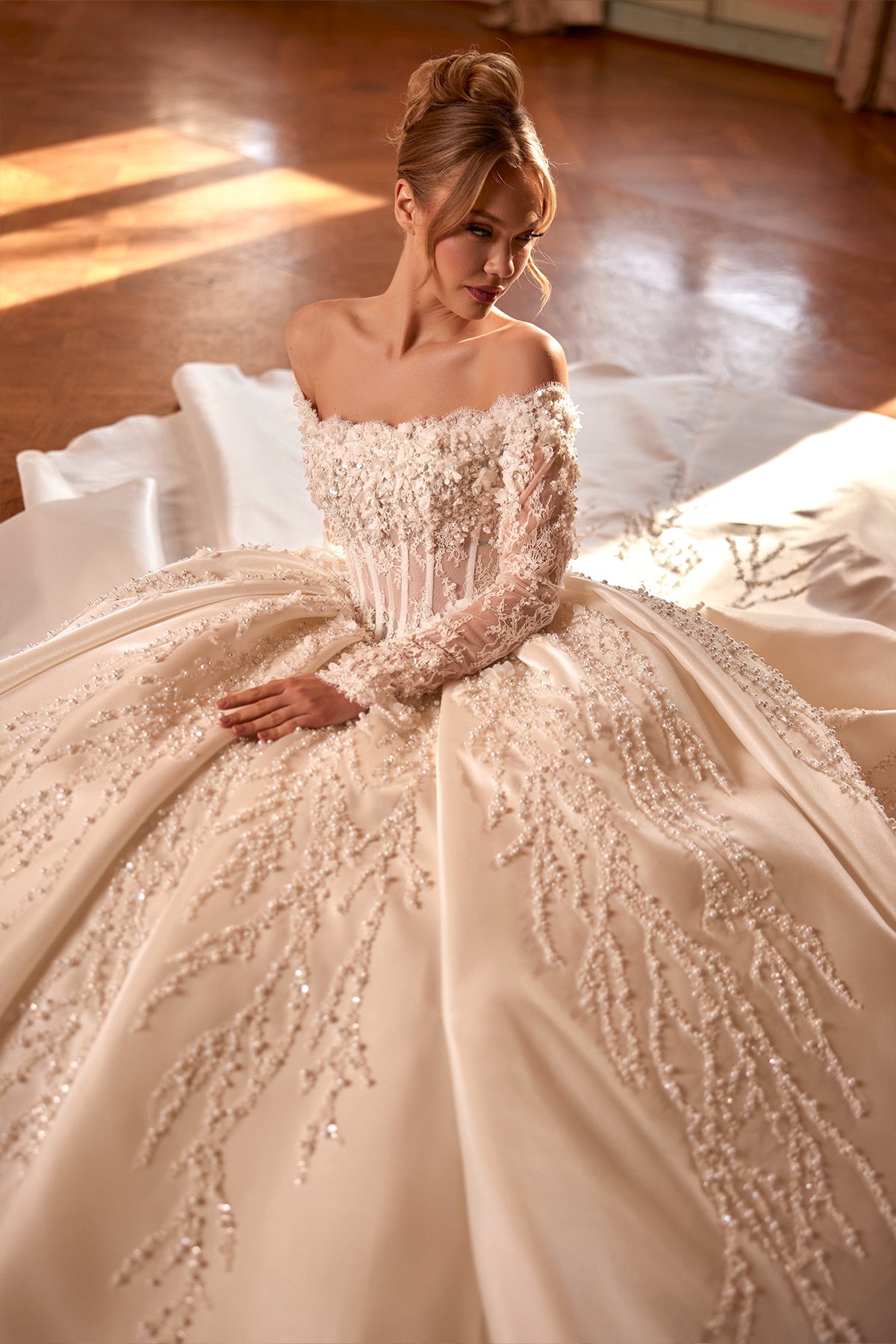 Off - Shoulder Uzun Kollu 3D Floral İnci Cascade İşlemeli Pileli Saten Prenses Gelinlik | Annabella Bridal - Annabella Bridal – Modern ve Zamansız Gelinlik Tasarımları - Annabella