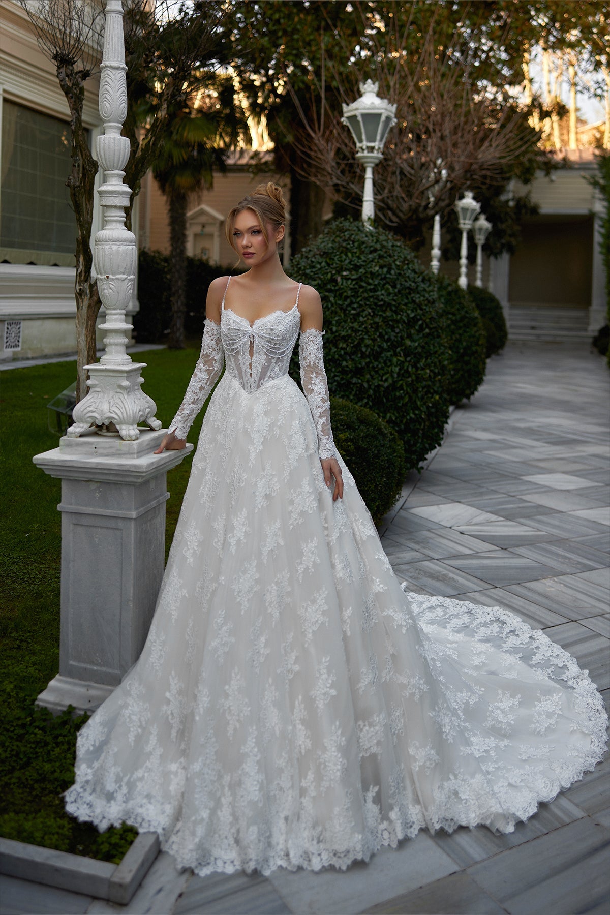 Scalloped Kalp Yaka İnce Askılı Kordoneli Dantel Çıkarılabilir Kollu İnci Sarkaçlı Prenses Gelinlik | Annabella Bridal - Annabella Bridal – Modern ve Zamansız Gelinlik Tasarımları - Annabella