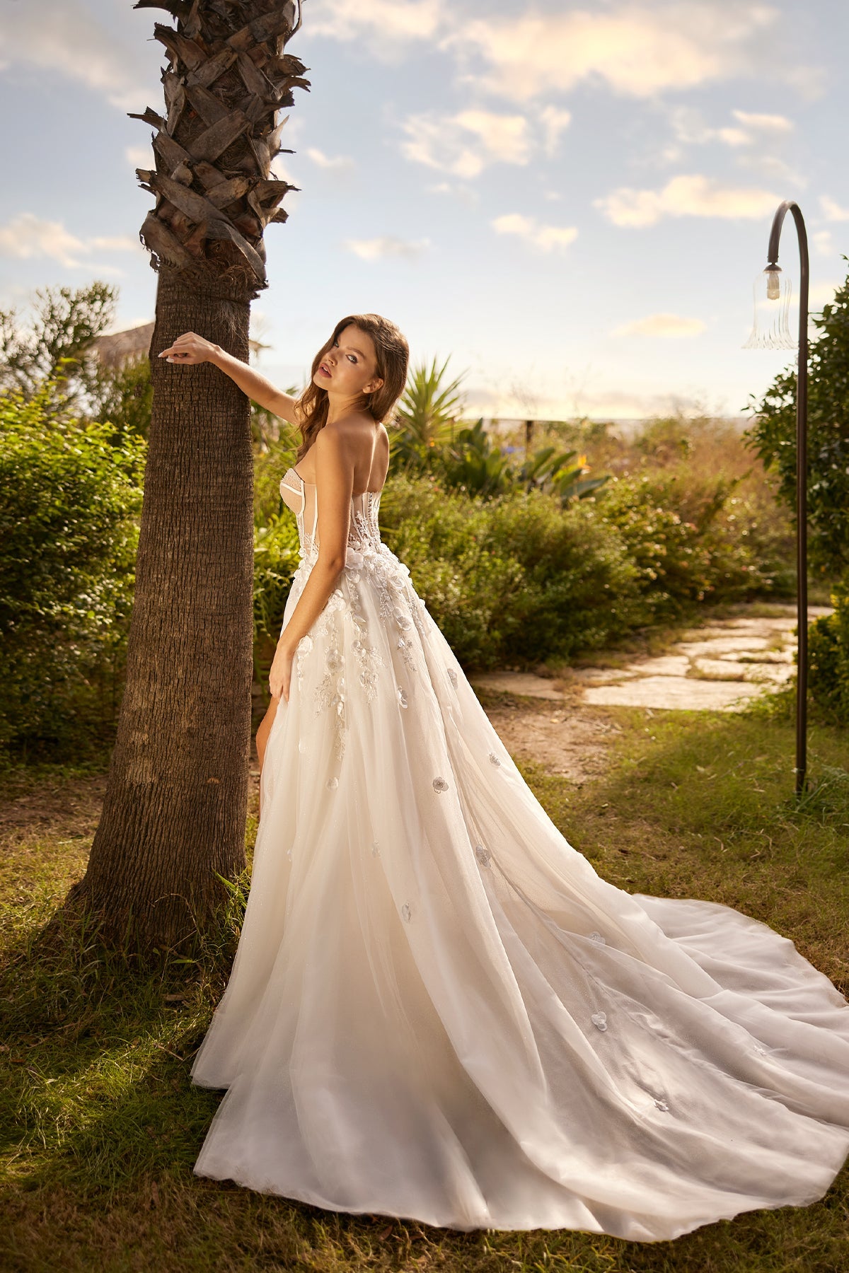 Straplez Transparan Balenli Korse 3D Floral Aplikeli Yırtmaçlı A Kesim Gelinlik | Annabella Bridal - Annabella Bridal – Modern ve Zamansız Gelinlik Tasarımları - Annabella