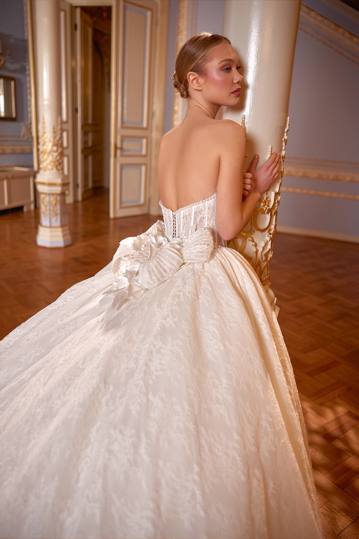 Straplez Transparan Balenli Korse Fransız Dantel Fiyonk Detaylı Kabarık Prenses Gelinlik | Annabella Bridal - Annabella Bridal – Modern ve Zamansız Gelinlik Tasarımları - Annabella