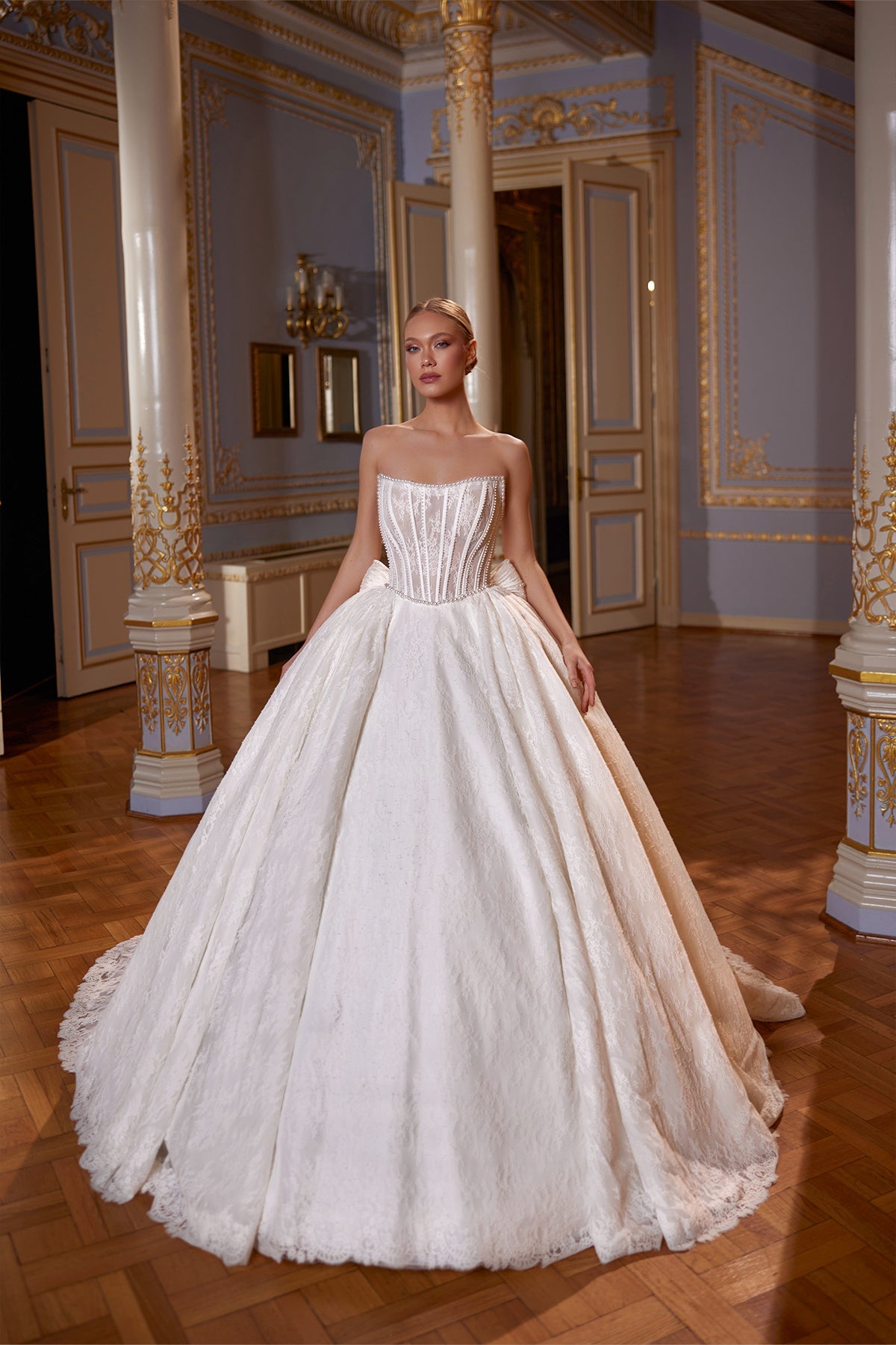 Straplez Transparan Balenli Korse Fransız Dantel Fiyonk Detaylı Kabarık Prenses Gelinlik | Annabella Bridal - Annabella Bridal – Modern ve Zamansız Gelinlik Tasarımları - Annabella