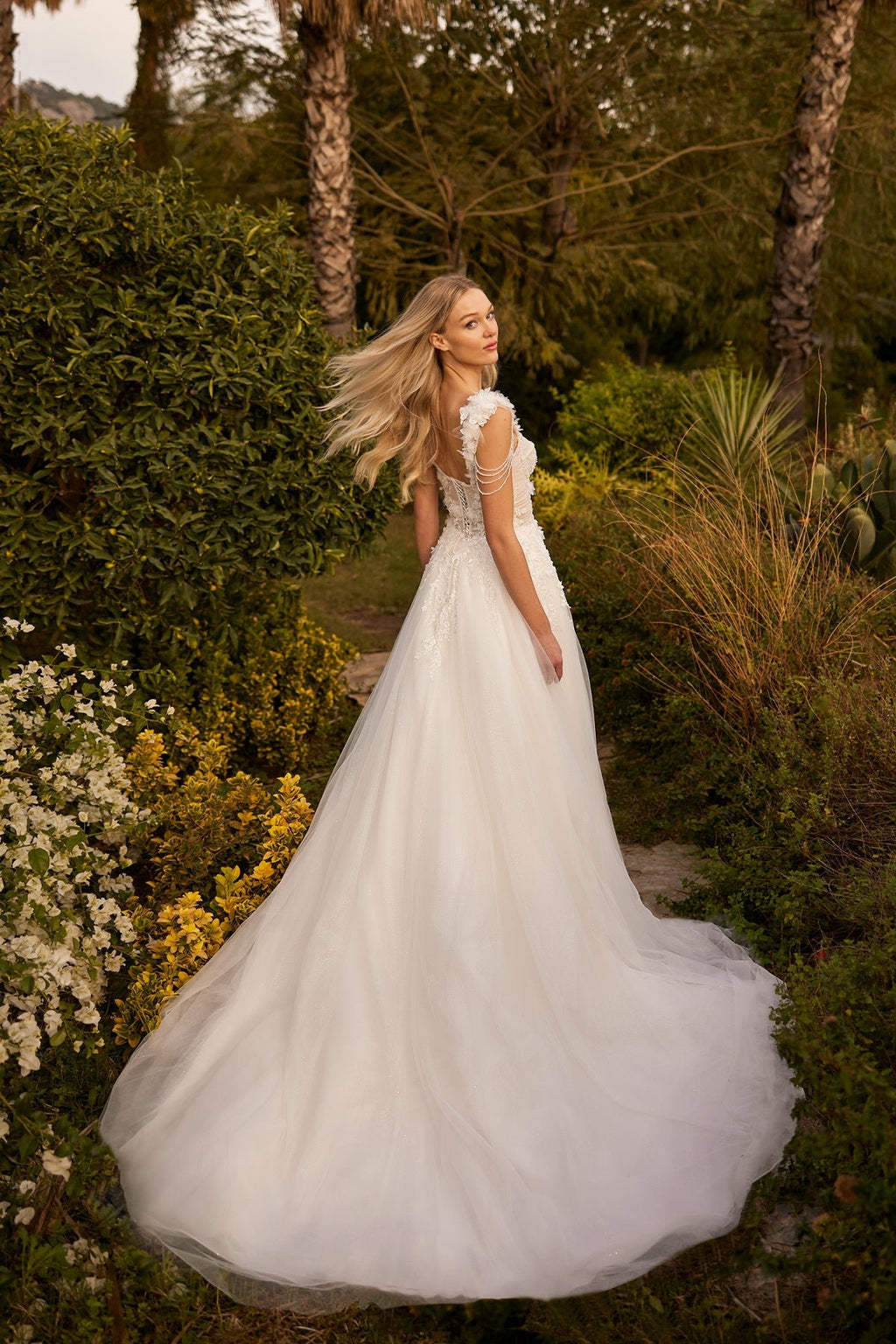 Uzun Dantel Kollu Saten ve Kalp Yaka 3D Floral Tül 2'si 1 Arada A Kesim Gelinlik | Annabella Bridal - Annabella Bridal – Modern ve Zamansız Gelinlik Tasarımları - Annabella