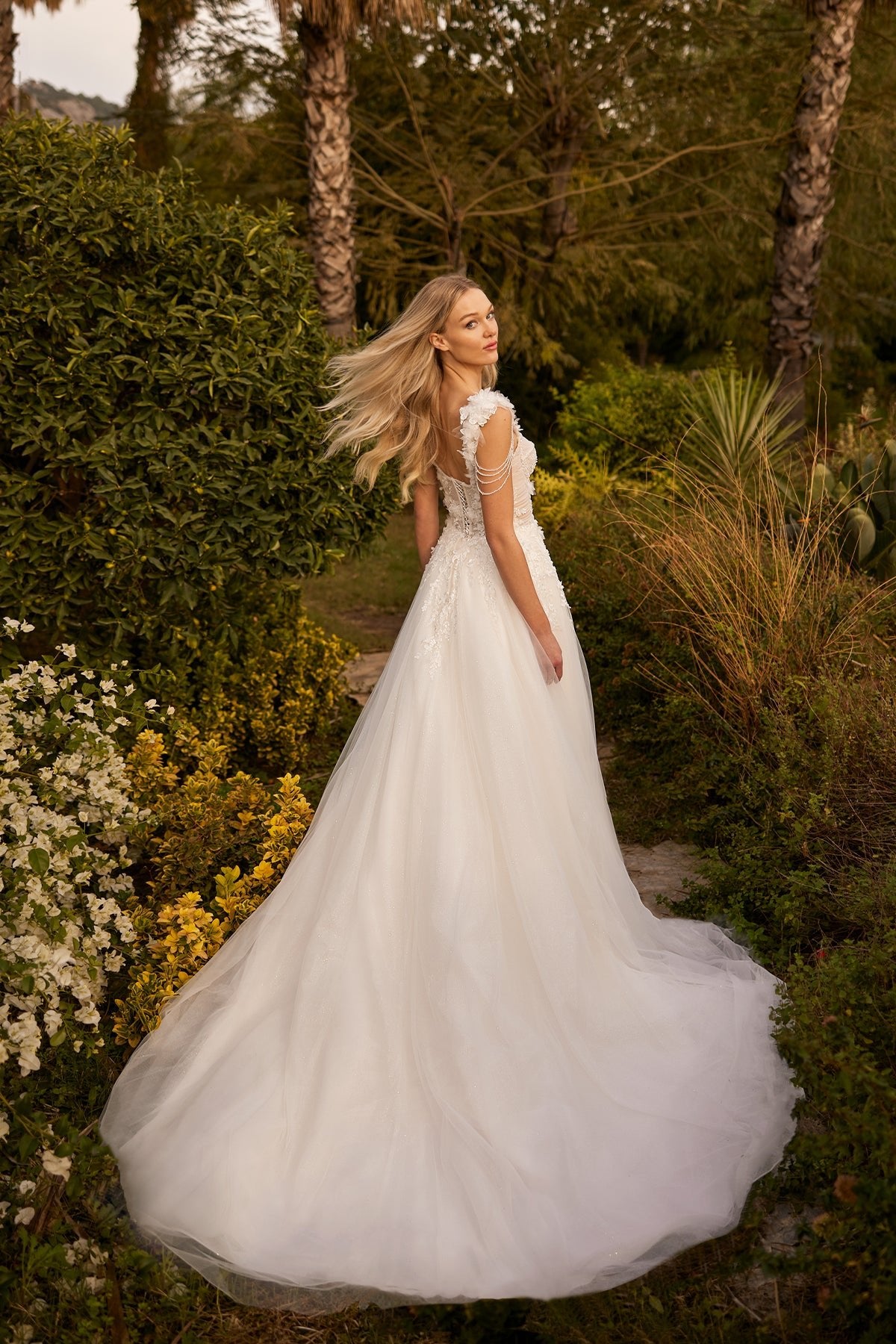 Uzun Dantel Kollu Saten ve Kalp Yaka 3D Floral Tül 2'si 1 Arada A Kesim Gelinlik | Annabella Bridal - Annabella Bridal – Modern ve Zamansız Gelinlik Tasarımları - Annabella